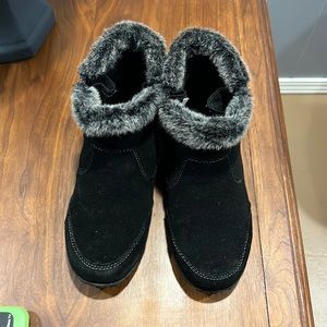 Black winter boots